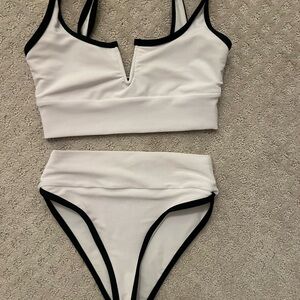 LainSnow White and Black Bikini